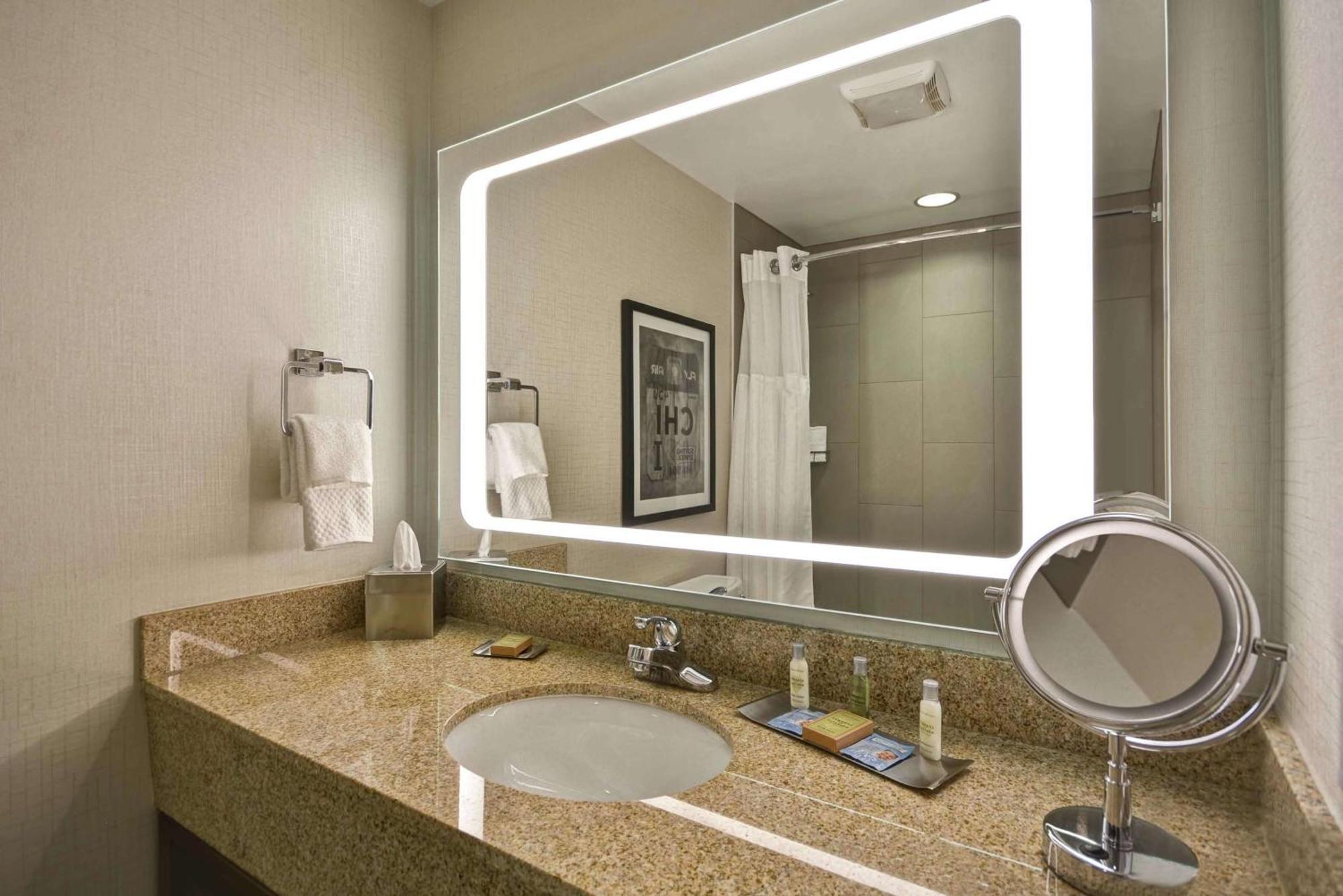 Hotel Doubletree By Hilton Chicago Midway Airport, Il Bedford Park Exterior foto